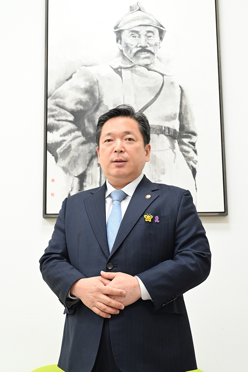 김병내 청장님 프로필 A컷 (1).JPG