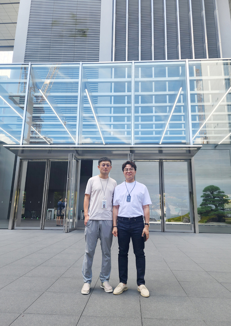 DJI 본사앞에서 (좌)DJI NO.2 토마스 (우)김성수 CEO 2.jpg
