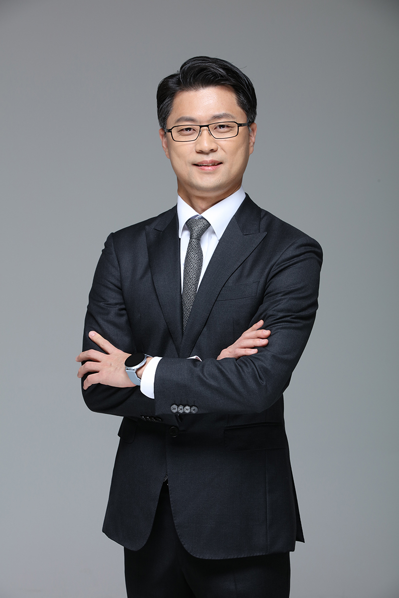 김정민변호사_상반신_팔짱.JPG
