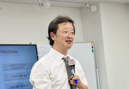 《당신이 잘 살고 있다는 착각》 박진우 저자 조직심리학의 눈으로 본 ‘자기계발의 늪’, 노력이 독이 되는 시대에 던지는 화두
