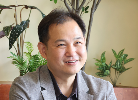 《어웨이큰》 김희봉 저자 “특별한 사람이 리더가 되는 것이 아니라 리더십을 발휘하면 특별한 사람이 된다”
